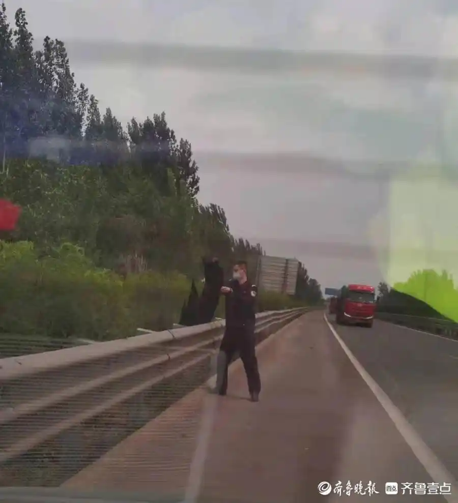 高速交警化身排雷员，及时清除路面抛洒物